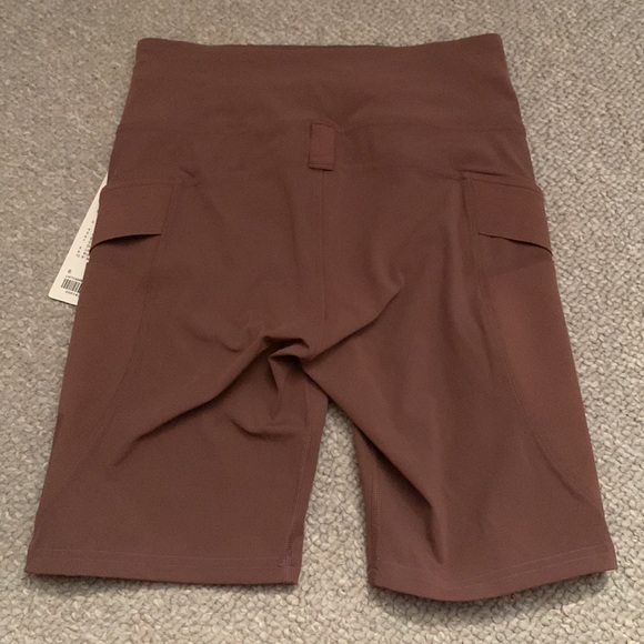 Brand new Lululemon Cargo SHR Hiking Short 8" (Size 6- NWT) - Picture 7 of 7